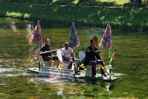 17. Juli 2005: Kunst- Protestaktion auf dem Nymphenburger Schlosskanal mit dem Kloakenboot. 