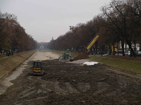 14.11.05: Die Arbeiten haben begonnen, mit groem Aufwand wird der Schlamm von der Firma Geiger aus Obersdorf entfernt.