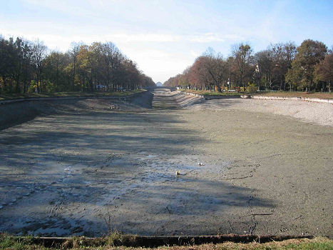 8. November 2005: Seit Anfang September schon bietet sich uns dieses wunderbare Bild des ausgetrockneten Kanalbettes.